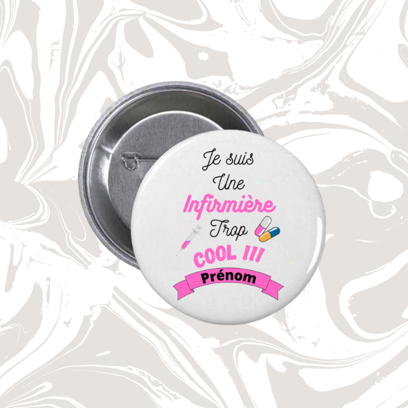 👉 Badge prénom personnalisable “Infirmière trop cool”