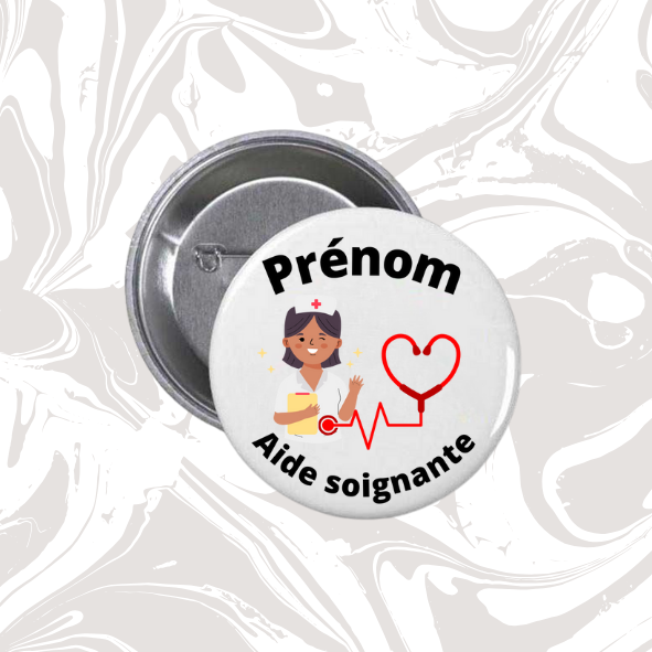 👉 Badge prénom personnalisable “Aide-soignante” (stéthoscope cœur rouge)