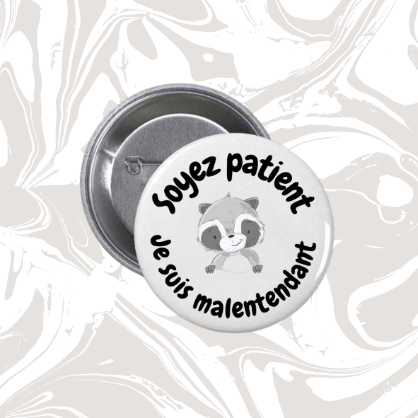 👉 Badge “Soyez patient – Je suis malentendant” (Raton laveur)