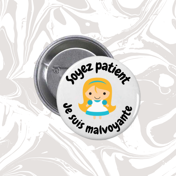 👉 Badge “Je suis malvoyante – Soyez patient” (petite fille)