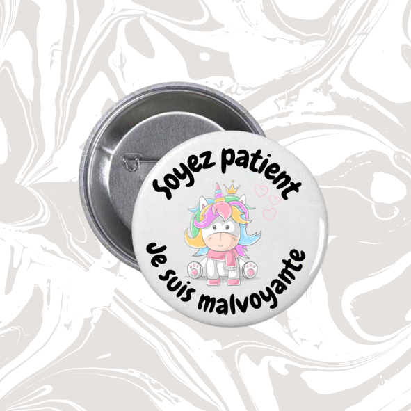 👉 Badge enfant “Soyez patient – Je suis malvoyante” (licorne)