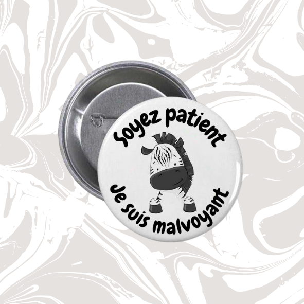 👉 Badge “Soyez patient – Je suis malvoyant” (zèbre mignon)