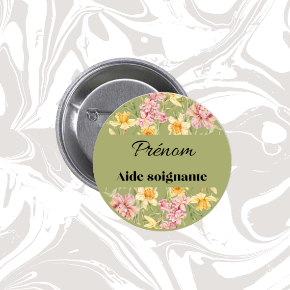 👉 Badge prénom personnalisable “Aide-soignante” (fond vert fleuri)