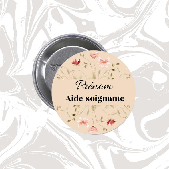 👉 Badge prénom personnalisable “Aide-soignante” (design fleuri élégant)