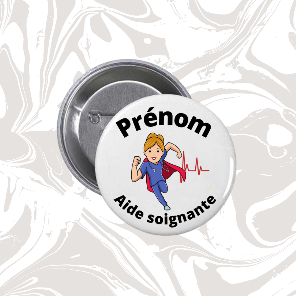 👉 Badge prénom personnalisable “Aide-soignante” (design super-héroïne à cape)