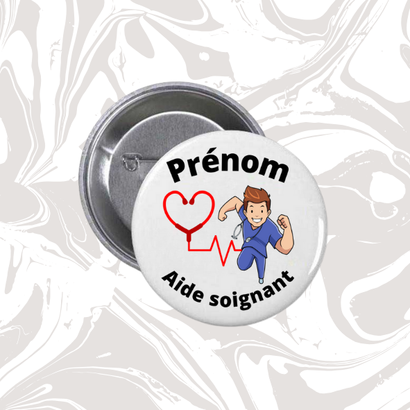 👉 Badge prénom personnalisable “Aide-soignant” (cœur + personnage masculin en bleu)