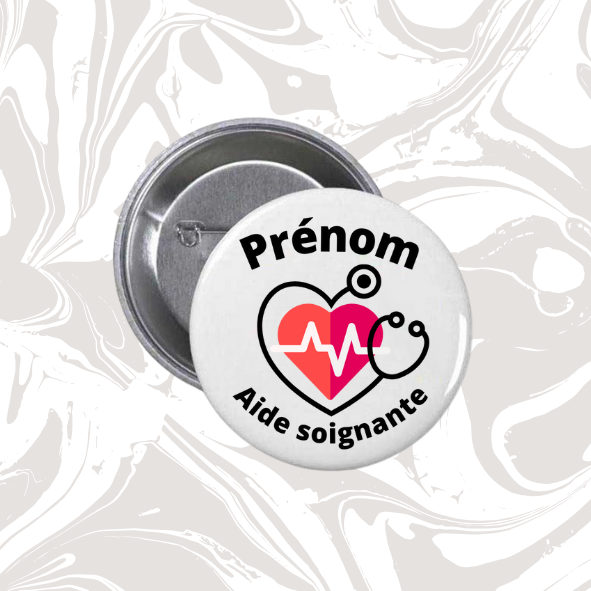 👉 Badge prénom personnalisable “Aide-soignante” (cœur & stéthoscope)