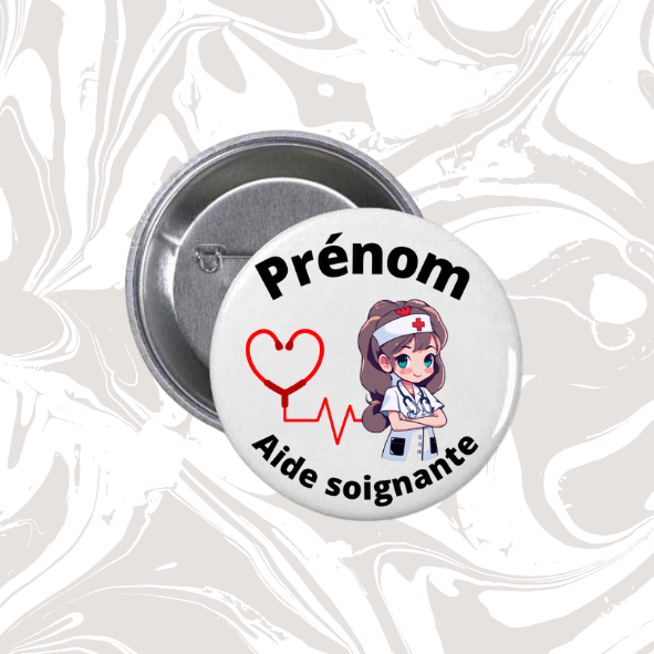 👉 Badge prénom personnalisable “Aide-soignante” (Kawaii brune, stéthoscope cœur)