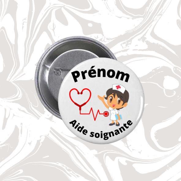 👉 Badge prénom personnalisable “Aide-soignante” (Kawaii brune courte coiffure, stéthoscope cœur)