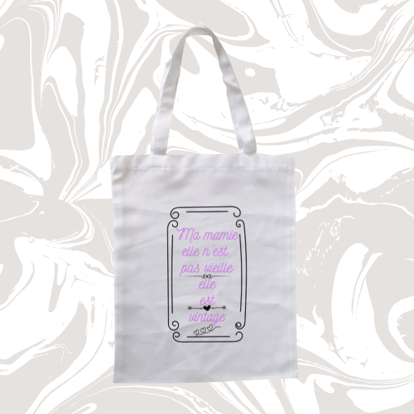 👉 Tote bag – "Ma mamie, elle n’est pas vieille, elle est vintage" ✨