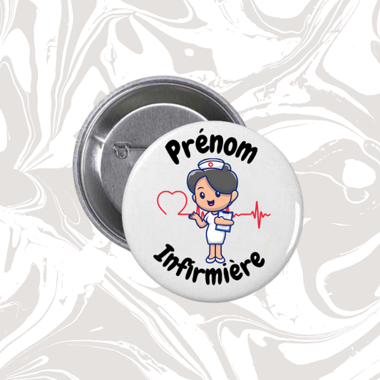 👉 Badge prénom personnalisable “Infirmière cartoon cœur”