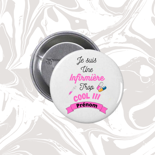 👉 Badge prénom personnalisable “Infirmière trop cool”