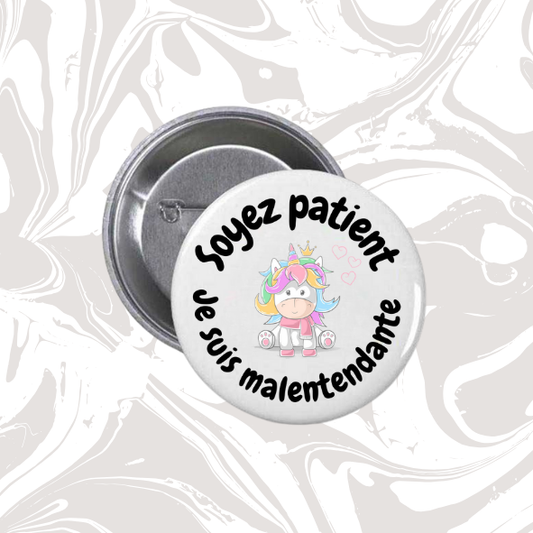 👉 Badge “Soyez patient – Je suis malentendante” (Licorne)