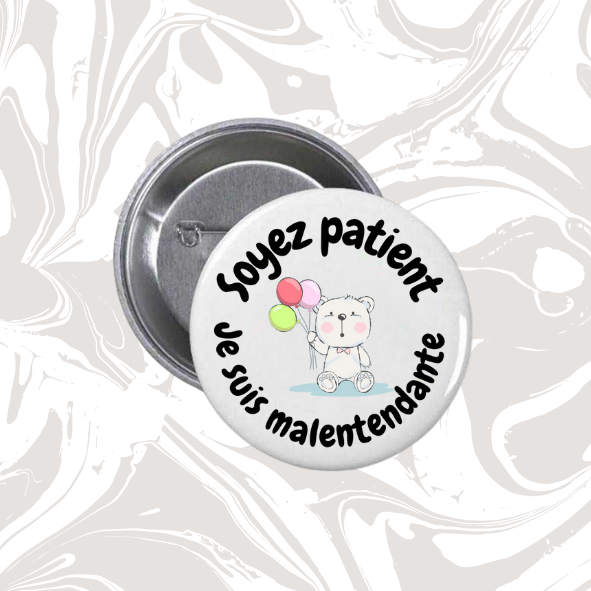 👉 Badge “Soyez patient – Je suis malentendante” (Ourson ballons)