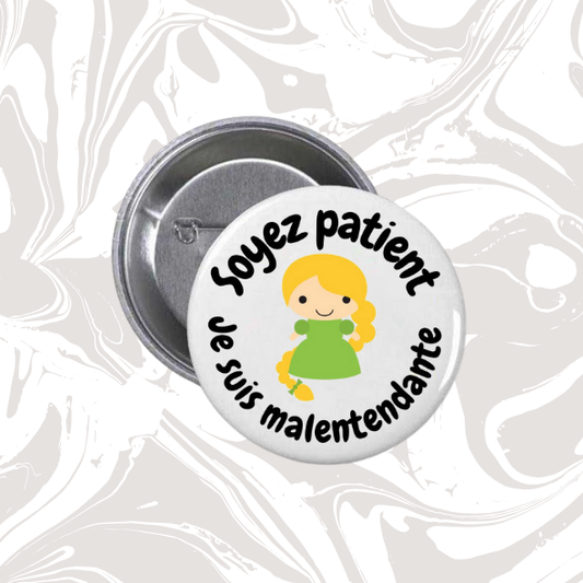 👉 Badge “Soyez patient – Je suis malentendante” (petite fille)