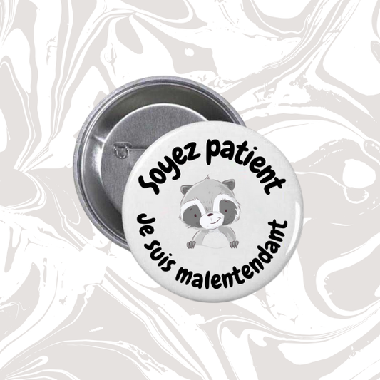 👉 Badge “Soyez patient – Je suis malentendant” (Raton laveur)