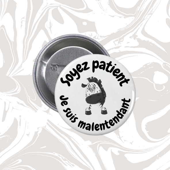 👉 Badge “Soyez patient – Je suis malentendant” (Zèbre)