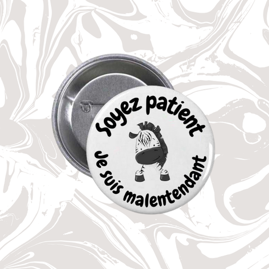 👉 Badge “Soyez patient – Je suis malentendant” (Zèbre)