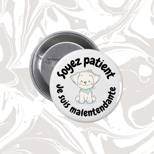 👉 Badge “Soyez patient – Je suis malentendante” (Chiot)