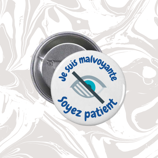 👉 Badge “Je suis malvoyante – Soyez patient” (Œil bleu)