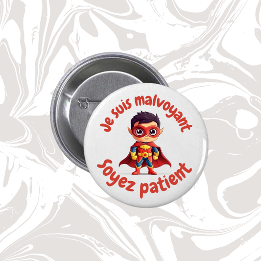 👉 Badge “Je suis malvoyant – Soyez patient” (Super-héros garçon)