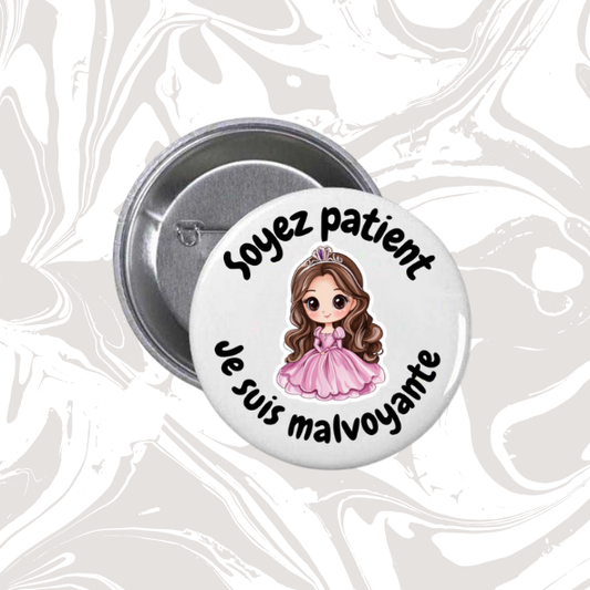 👉 Badge “Je suis malvoyante – Soyez patient” (Princesse enfant)