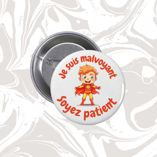 👉 Badge “Je suis malvoyant – Soyez patient” (Super-héros enfant)
