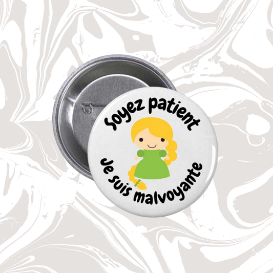 👉 Badge “Je suis malvoyante – Soyez patient” (Petite fille robe verte)