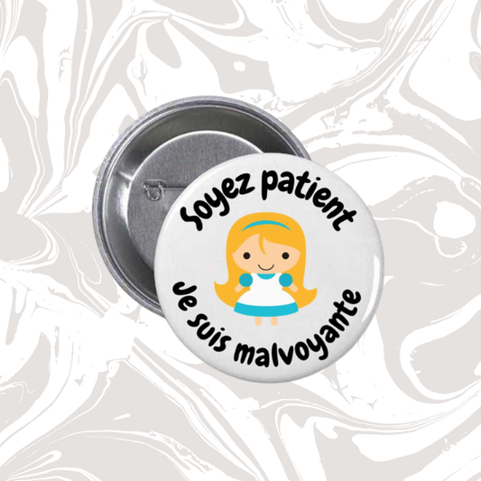 👉 Badge “Je suis malvoyante – Soyez patient” (petite fille)