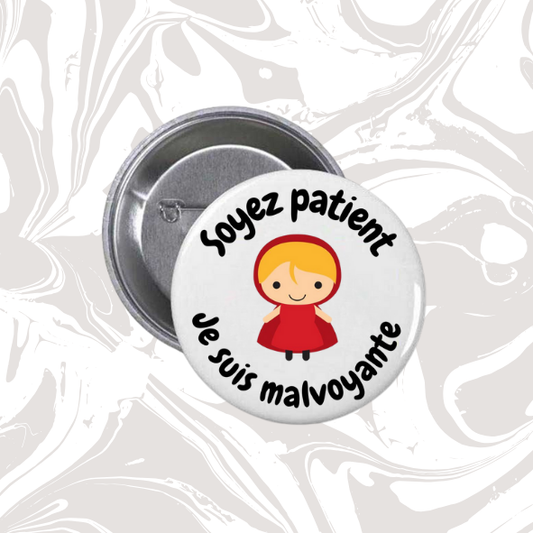 👉 Badge “Je suis malvoyante – Soyez patient” (Petit Chaperon Rouge)