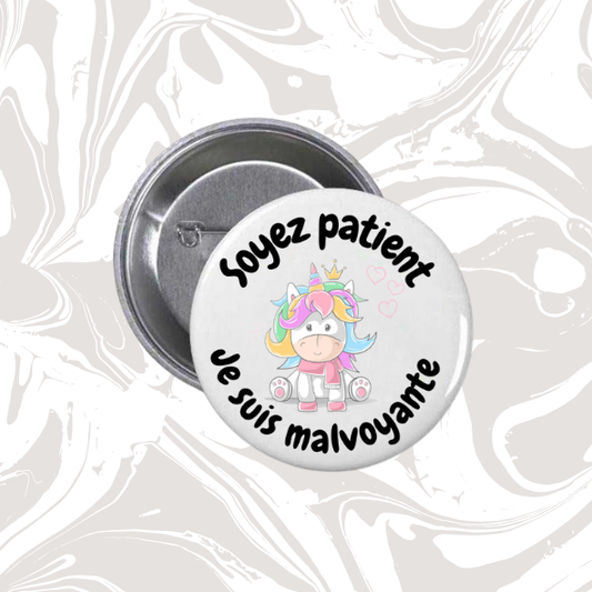 👉 Badge enfant “Soyez patient – Je suis malvoyante” (licorne)