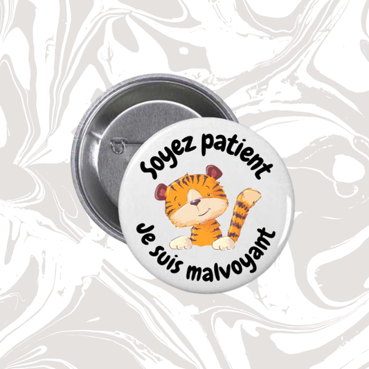 👉 Badge enfant “Soyez patient – Je suis malvoyant” (petit tigre)