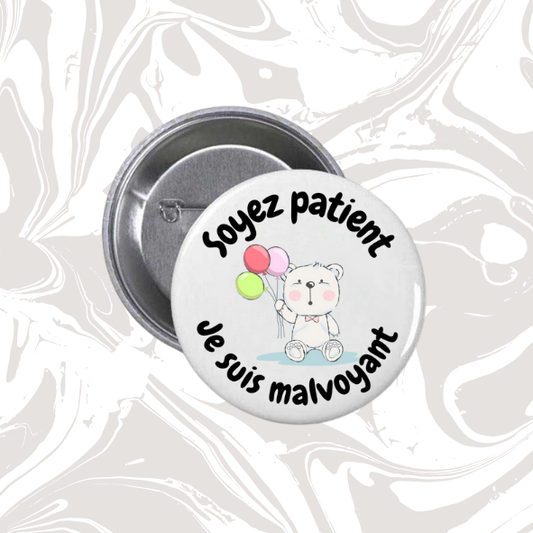 👉 Badge “Soyez patient – Je suis malvoyant” (ourson ballons)