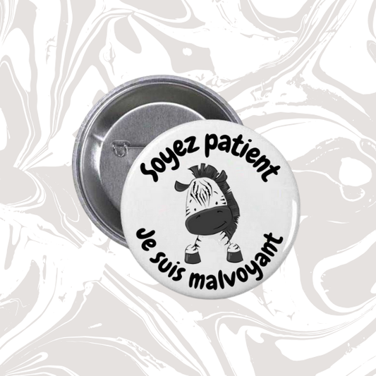 👉 Badge “Soyez patient – Je suis malvoyant” (zèbre mignon)