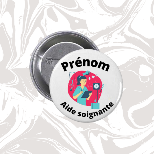 👉 Badge prénom personnalisable “Aide-soignante” (design médical moderne)