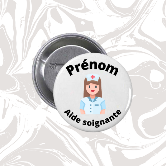 👉 Badge personnalisable “Aide-soignante” avec prénom