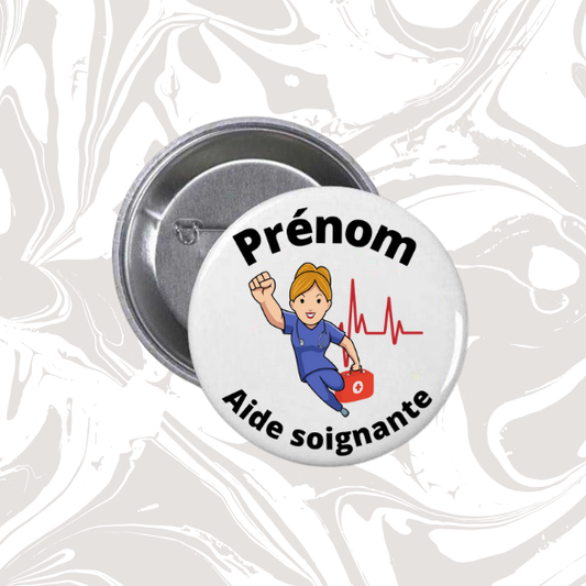 👉 Badge prénom personnalisable “Aide-soignante” (design super-héroïne médicale)