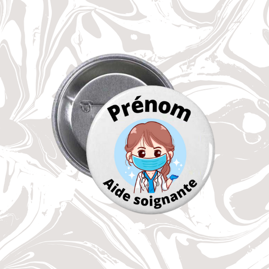 👉 Badge prénom personnalisable “Aide-soignante” (style manga/chibi avec masque)