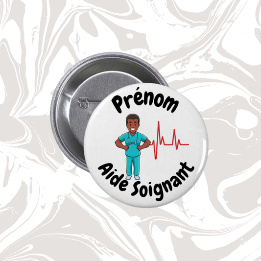 👉 Badge prénom personnalisable “Aide-soignant” (personnage masculin + tracé ECG)