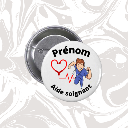 👉 Badge prénom personnalisable “Aide-soignant” (cœur + personnage masculin en bleu)