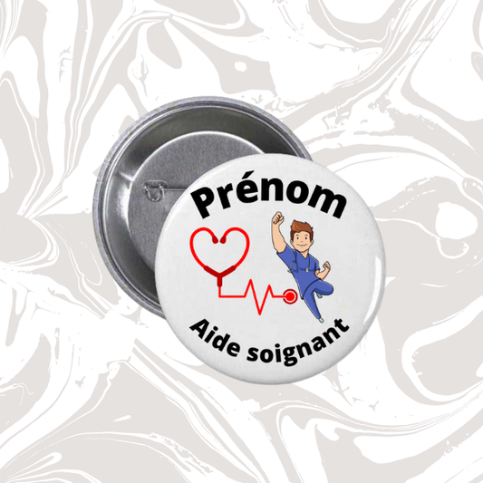 👉 Badge prénom personnalisable “Aide-soignant” (cœur + personnage en bleu)