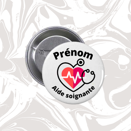 👉 Badge prénom personnalisable “Aide-soignante” (cœur & stéthoscope)