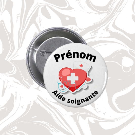 👉 Badge prénom personnalisable “Aide-soignante” (cœur médical & coiffe)
