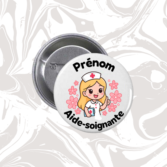 👉 Badge prénom personnalisable “Aide-soignante” (Kawaii blonde fleurs roses)