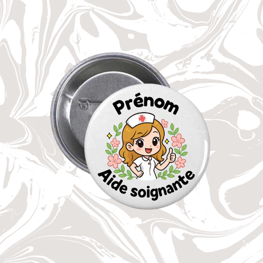 👉 Badge prénom personnalisable “Aide-soignante” (Kawaii fleurs roses)