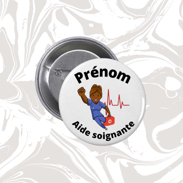 👉 Badge prénom personnalisable “Aide-soignante” (Super-héroïne & tracé cardiaque)