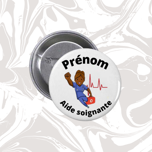 👉 Badge prénom personnalisable “Aide-soignante” (Super-héroïne & tracé cardiaque)