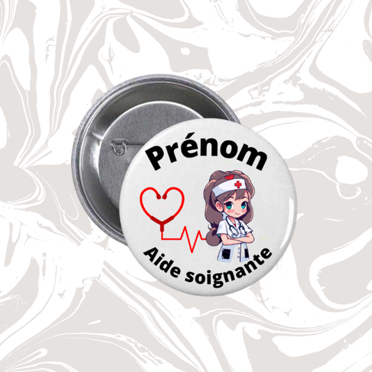👉 Badge prénom personnalisable “Aide-soignante” (Kawaii brune, stéthoscope cœur)
