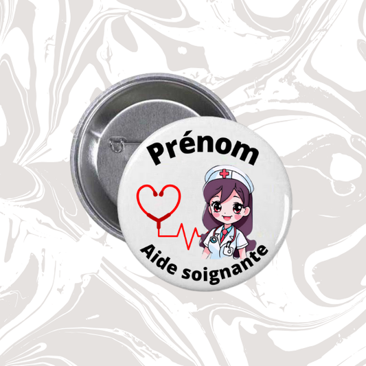 👉 Badge prénom personnalisable “Aide-soignante” (Kawaii cheveux violets)
