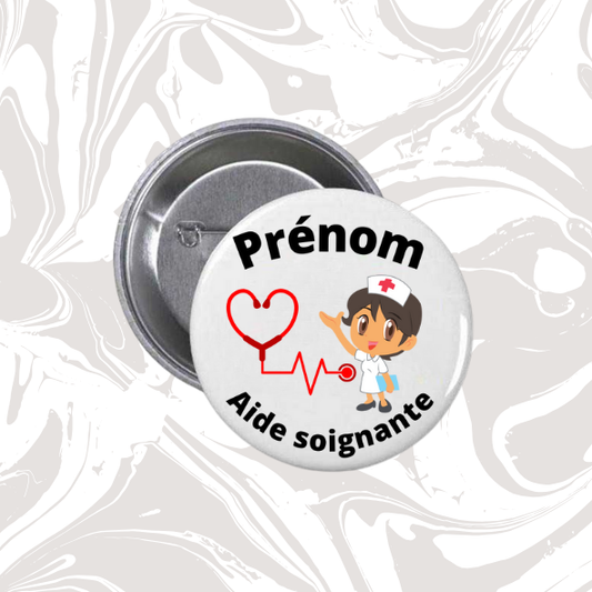 👉 Badge prénom personnalisable “Aide-soignante” (Kawaii brune courte coiffure, stéthoscope cœur)